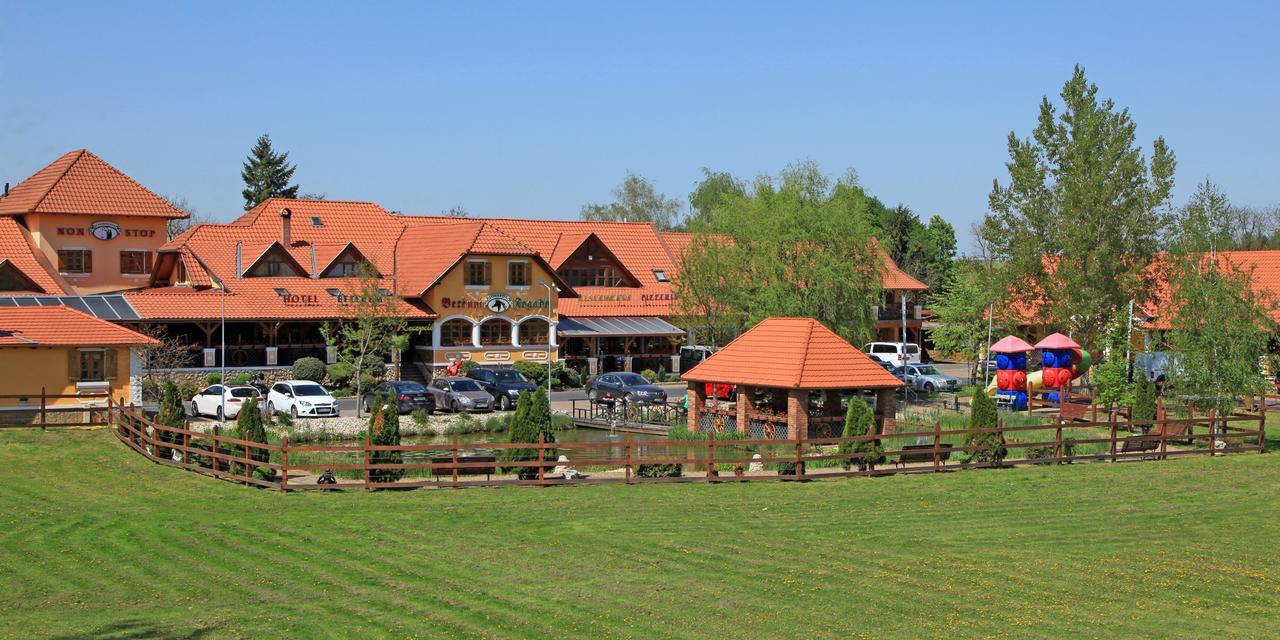 Berenyi Fogado Motel Nagyrecse Exterior photo